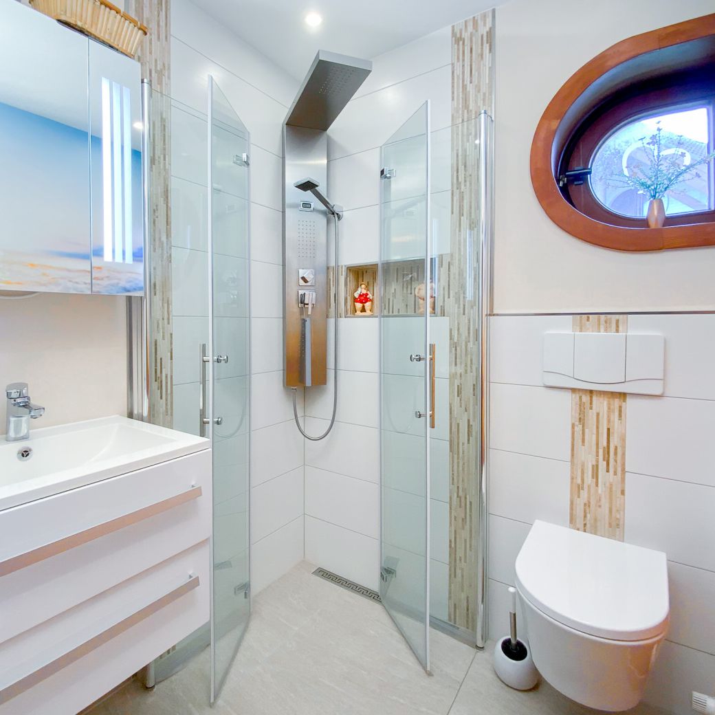 stilvolles Badezimmer mit Dusche, Waschbecken & Spiegelschrank