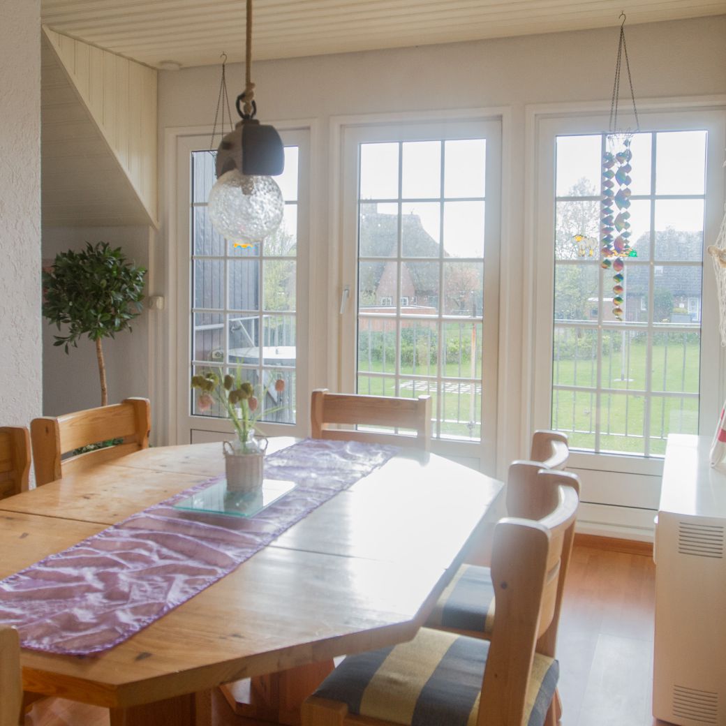 Esstisch mit Blick raus auf den Balkon
