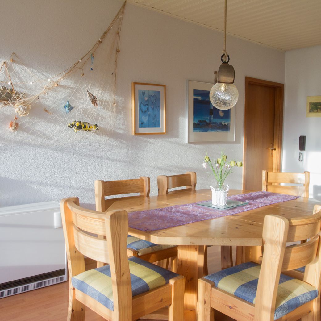 Esstisch mit sechs Plätzen