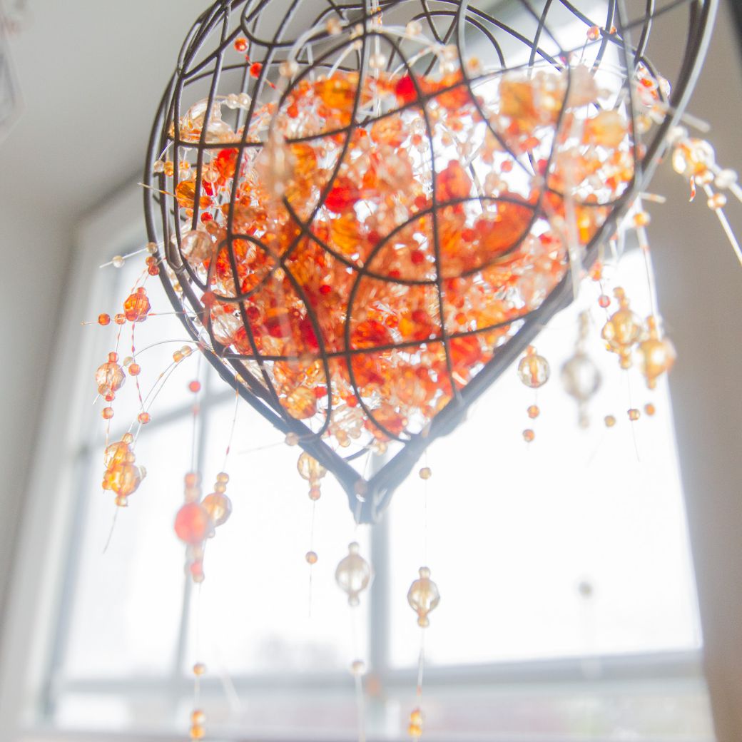 strahlende Fensterdekoration in Herzform