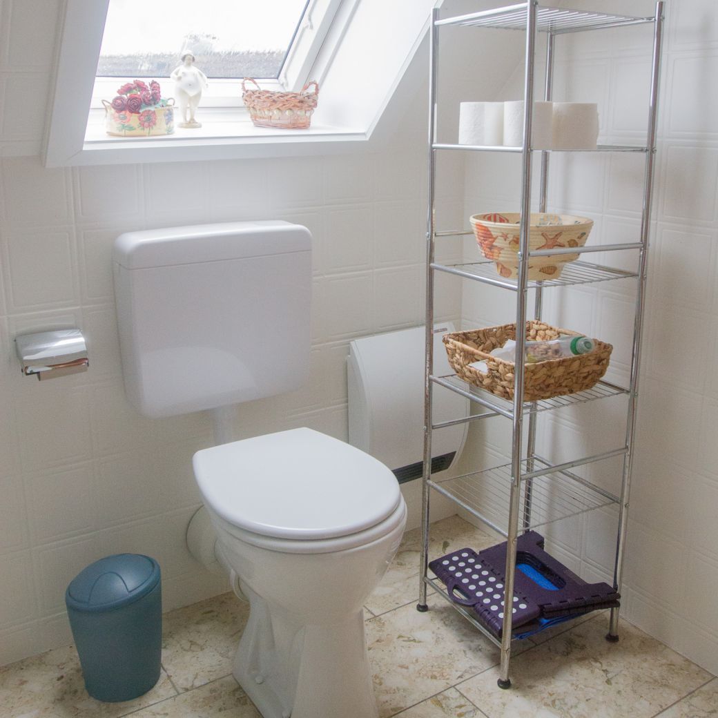 Helles Badezimmer mit Badregal & Toilette