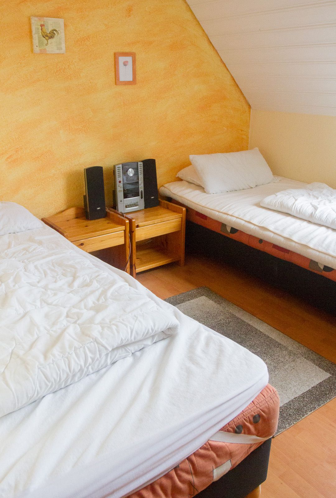 Schlafzimmer mit Stereoanlage und zwei Einzelbetten