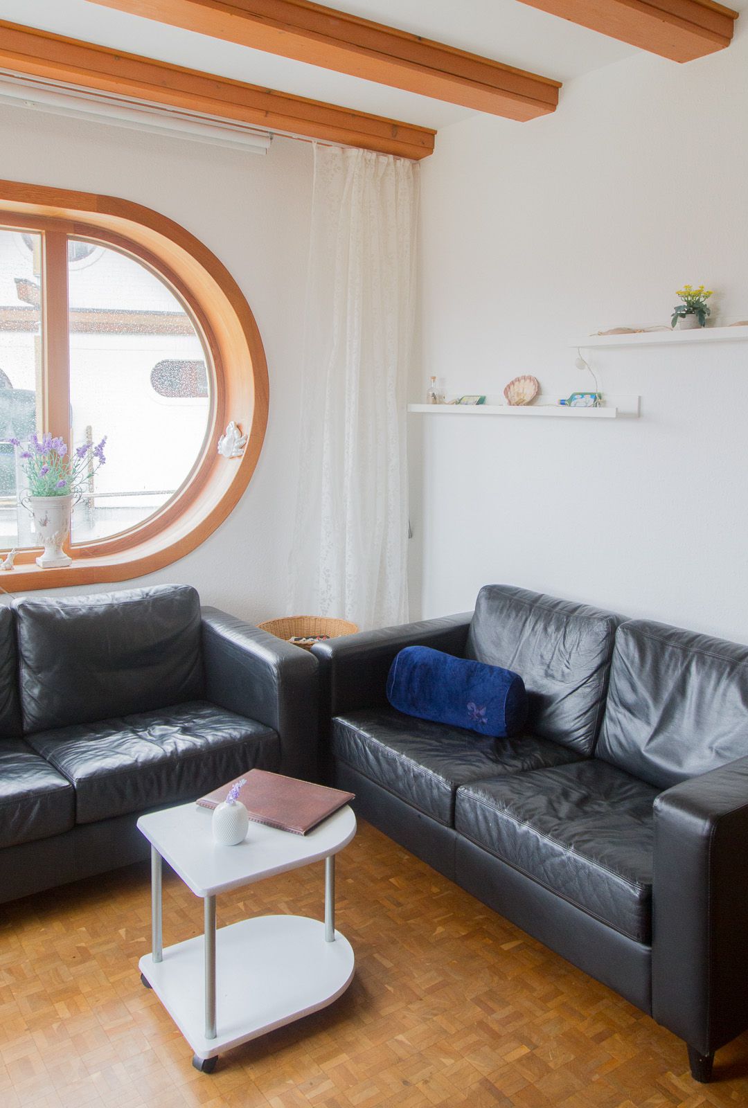 Wohnbereich mit Beistelltisch und zweiter Couch