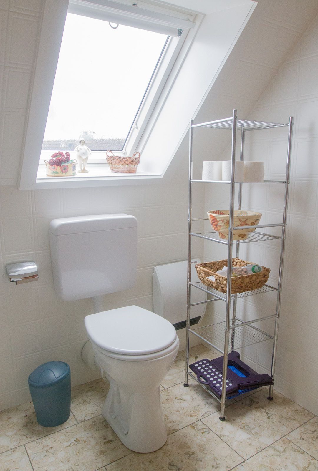 Helles Badezimmer mit Badregal & Toilette