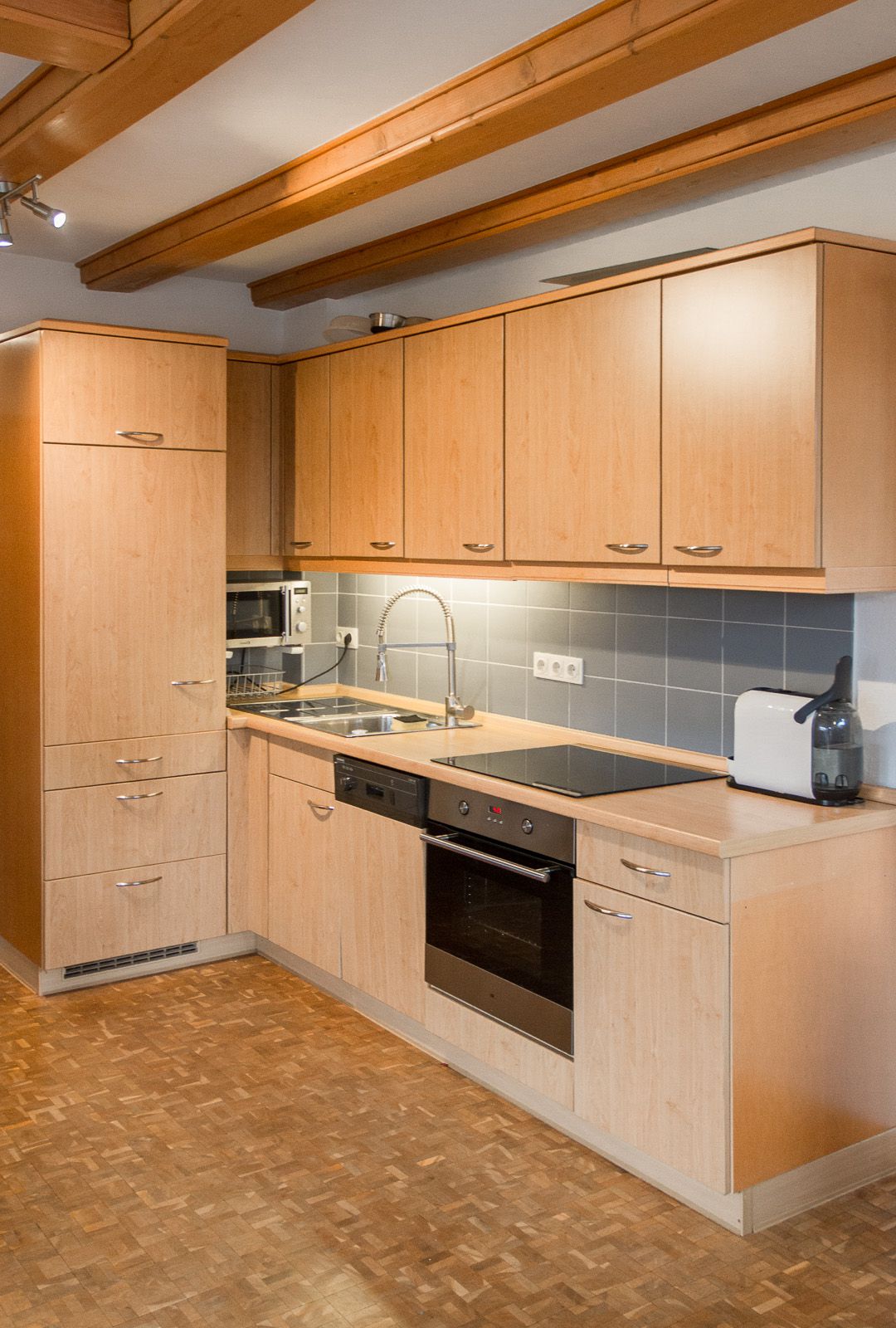 Küchenzeile mit Kühlschrank, Herd, Ofen, Mirowelle, Spülmaschine Wasser- und Kaffeekocher