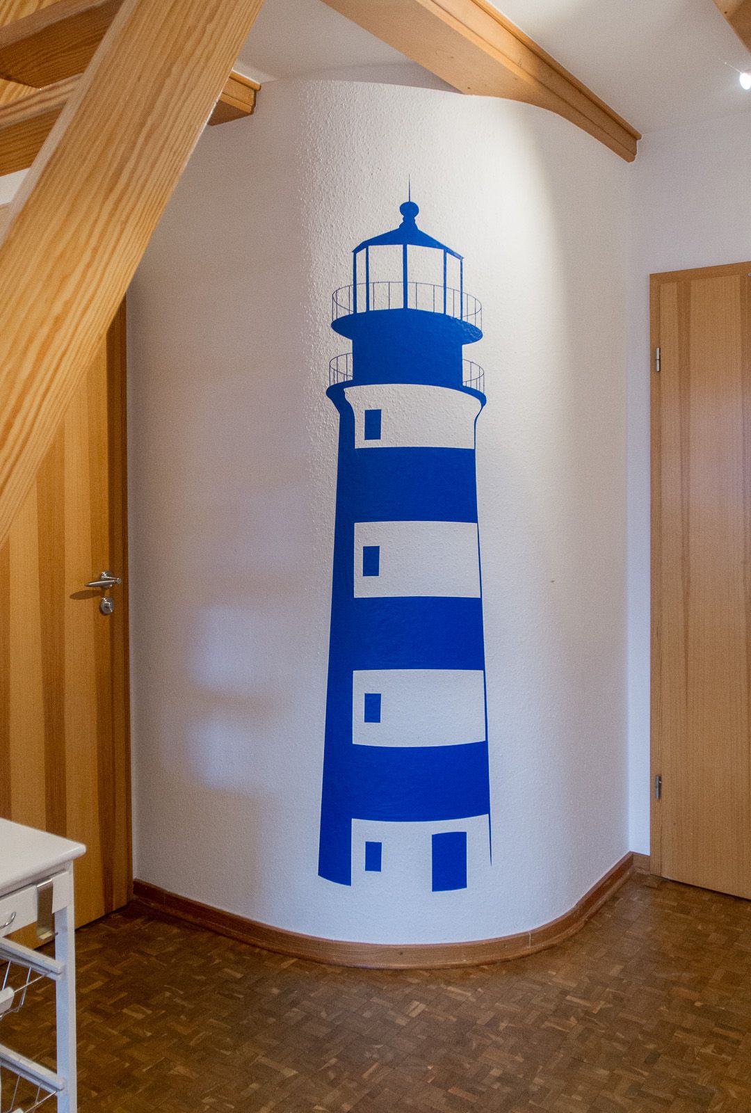 Eingangsbereich mit Leuchturm-Grafik